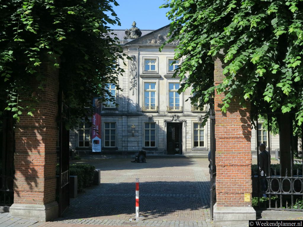 Het Noord-Brabants Museum is een museum over geschiedenis, kunst en cultuur van Noord-Brabant. Adres: Verwersstraat 1. Er is een parkeergarage vlakbij op Wolvenhoek 3.